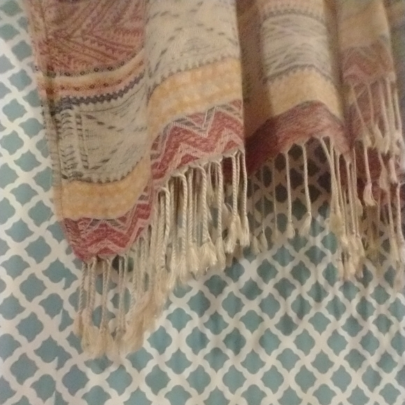 Do everything in love, cover shawl - Picture 2 of 4